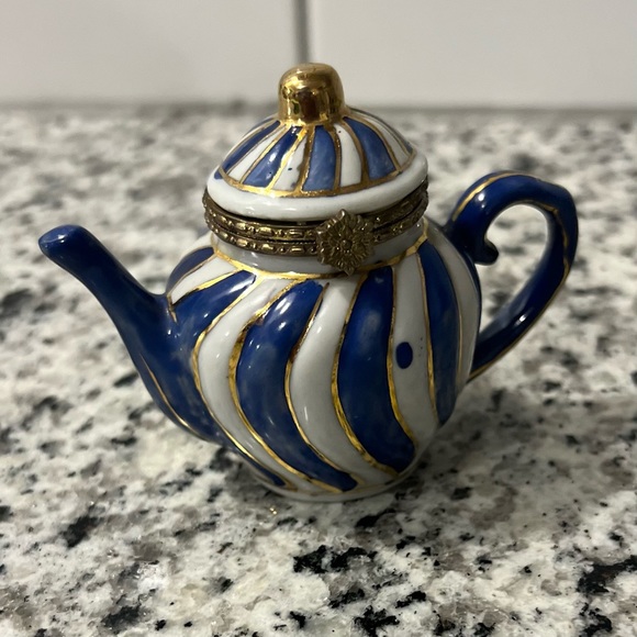 Miniature Teapot Porcelain Jewelry Holder With Clasp White Gold Blue container - Picture 6 of 9